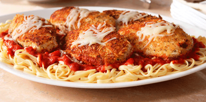 Pechugas-de-pollo-a-la-parmesana-con-pasta