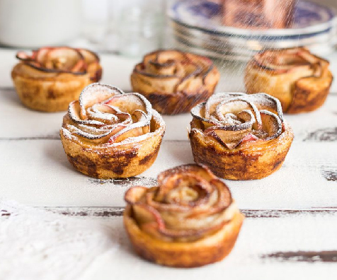 CÓMO HACER ROSAS DE MANZANA Y HOJALDRE 10 min. 20 min. Tiempo total: 30 min. Las rosas de manzana son una de las recetas con hojaldre más vistosas y fáciles de hacer. Para hacerlas solo tienes que seguir nuestro paso a paso. INGREDIENTES 1 lámina de hojaldre 3 manzanas 4 cucharadas de azúcar Zumo de […]