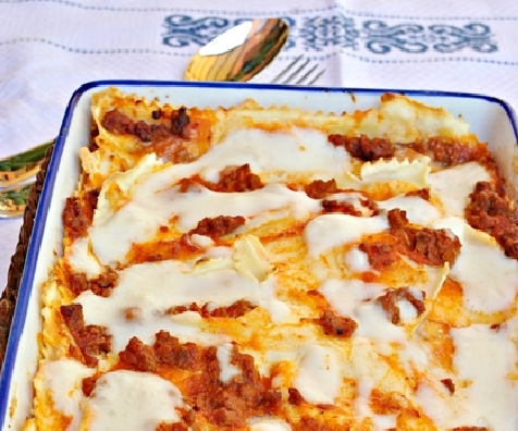 La lasaña es un plato glorioso de la cocina italiana. Este exquisito plato es un clásico de la comida familiar del domingo y todo el mundo está de acuerdo: ¡las lasañas son riquísimas! Aquí verán cómo preparar una receta sin gluten. No es muy difícil, sólo hay que tener un poco de cuidado con la masa y un poco de […]